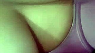 Latina amateur bitches exposes her behind and the twat in a webcam