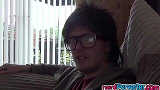 nerdy bimbo suckin’ nerd’s cock real good... dang, i can’t even stop watchin’ this mess!