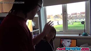 nerdy bimbo suckin’ nerd’s cock real good... dang, i can’t even stop watchin’ this mess!