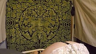 Cougar starts shaking juicy ass on cock