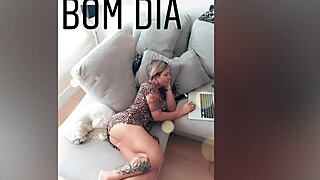 Pensa em algo mais quente que essa esposa loira engolindo tudo na boca