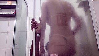 Menina carioca transando no banheiro no pelo e safado dotado gozou na boca da safada