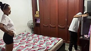 Mi Vecino Infiel Arregla Moto y Recibe Follada