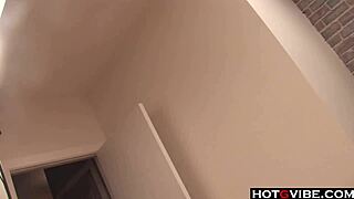 Hvordan varmer den slanke brunette sin våde fisse?