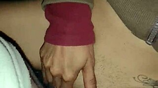 एमेच्योर जोड़े ने कार में जोरदार चुदाई की