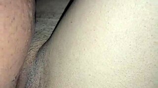 एमेच्योर जोड़े ने कार में जोरदार चुदाई की