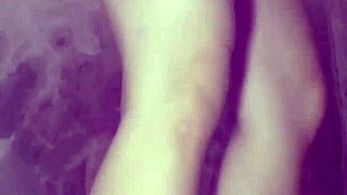 Aman, bu Asyalı kızı memelerini ve amını ovalarken dayanamıyorum