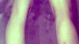 Aman, bu Asyalı kızı memelerini ve amını ovalarken dayanamıyorum