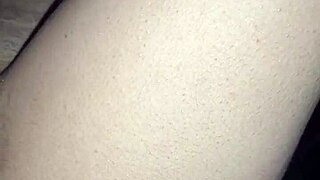 एमेच्योर जोड़े ने कार में जोरदार चुदाई की