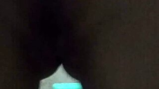 Aman, bu Asyalı kızı memelerini ve amını ovalarken dayanamıyorum