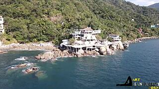 Un buen polvo bajo el agua con una morena caliente