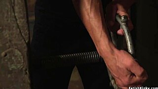 Španělský mistr svazuje blondýnu pevně pro tvrdé anální jebání svým obřím ptákem.