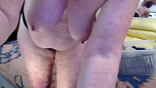 Curvy Dawnskye1962 demonstrates massive booty and real boobs in tacky string Aufnahme