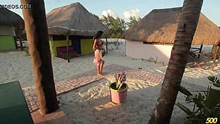 Lizzy Laynez sahne arkasında transvestit kılığında kıçını gösteriyor.