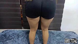 Me follo a mi hermanastra durante su yoga. Me corro dentro por su culo.