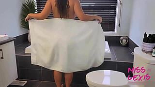 Main Memek di Bak Mandi Busa Pakai Getar Basah Sekarang!