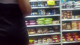 Kurba in razkazovanje v supermarketu z brazilsko latinsko ženo na prostem javno