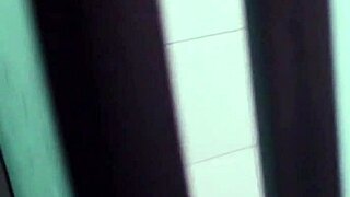 Koupu se, zatímco můj nevlastní brácha mě natáčí, jak si otevírám prdel a sexi masturbuju