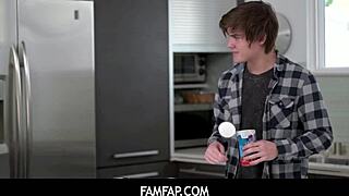 Bujna maćeha Penny Barber proždire Macy Meadows dok je žestoko jebu