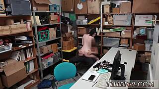 हाय, 18+ उम्र वाली इबोनी लड़की मुठ मारते-स्प्रे करते पकड़ी, सजा में जोरदार चुदाई