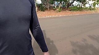 Coroa Blows Novinho in Public Street