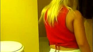 hot amateur shakes big ass on webcam