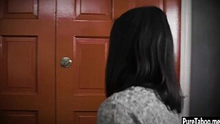 टैटू वाली मिल्फ थ्रीसम में ब्लोजॉब और गांड चुदाई से फट पड़ी!