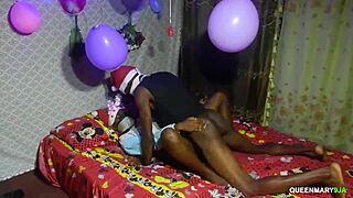 Кльощаво момиче се чука от огромен кур на Коледа, но може ли да издържи кремпаята?