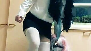 La entrenadora personal se convierte en mi perra sumisa