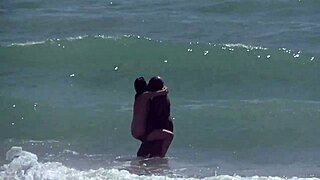 Su spiaggia nudista caraibica, mi faccio sbattere da enorme BBC mentre marito filma e voyeur guardano