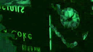 Dunkles London Vintage-Tabu mit hübscher Stiefschwester zu Hause