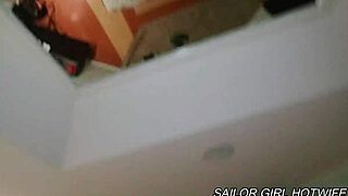 Zrzavá hotwife v prádle obsluhuje námořníkův obří pták v hotelu