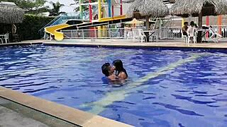 Nos vamos de piscina y mi vecino enano me chupa con ganas! 😜