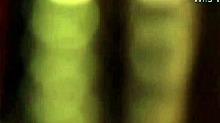 美しいインド滝の誘惑女が男をチラ見せ挑発！