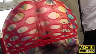 Tetovirana podrejena kurba globoko grlo med dušenjem in jebanjem v rit 😈