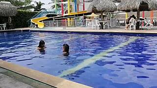Nos vamos de piscina y mi vecino enano me chupa con ganas! 😜