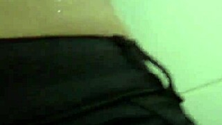 Nos vamos de piscina y mi vecino enano me chupa con ganas! 😜