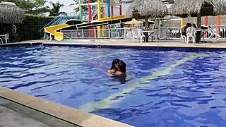 Nos vamos de piscina y mi vecino enano me chupa con ganas! 😜