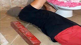 llame al plomero para un servicio y terminamos follando