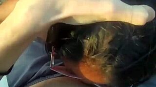 Regarde la maman latina tailler une pipe au parc !