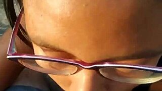 Regarde la maman latina tailler une pipe au parc !