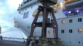 fodendo no navio de cruzeiro e levando gozada quente na boca