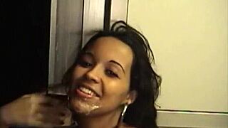 fodendo no navio de cruzeiro e levando gozada quente na boca