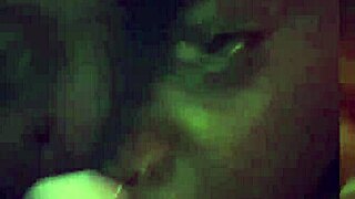 Ebony cumslut dobija grubo duboko grlo