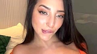 Lis del Castilho is a beautiful Brazilian lady who love to tease the world using her lovely body appeared on webcam