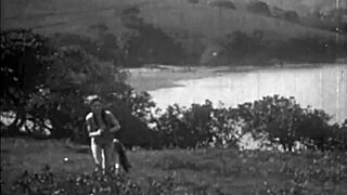 Naturistas Vintage de Verão Exibem Buceta Peluda e Tetas na Praia