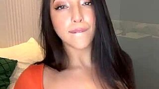 Lis del Castilho is a beautiful Brazilian lady who love to tease the world using her lovely body appeared on webcam