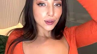 Lis del Castilho is a beautiful Brazilian lady who love to tease the world using her lovely body appeared on webcam