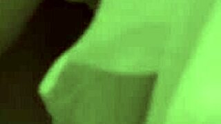 Teen jilat kontol keras dalam celah ketat