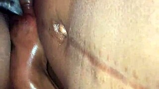 Hän rakastaa ottaa ison kyrvän perseeseen